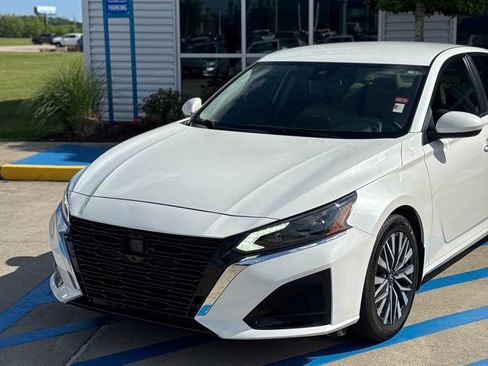 Used 2023 Nissan Altima 2.5 SV FWD image 2