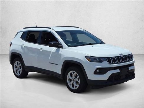 Used 2025 Jeep Compass Latitude AWD/4WD image 2