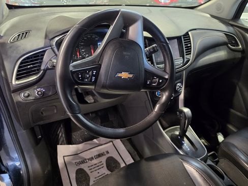 Used 2020 Chevrolet Trax LT w/ LT Convenience Package FWD image 4