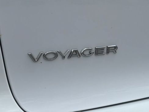 Used 2022 Chrysler Voyager LX FWD image 21