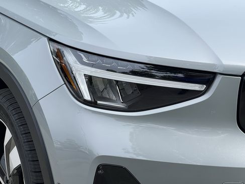 Used 2024 Volvo XC40 B5 Plus w/ Protection Package Premier AWD/4WD image 12