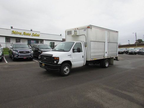 Used 2012 Ford E-450 and Econoline 450 Super Duty w/ PWR Locks & Windows Group RWD image 3