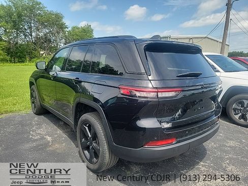 Used 2023 Jeep Grand Cherokee Altitude AWD/4WD image 6
