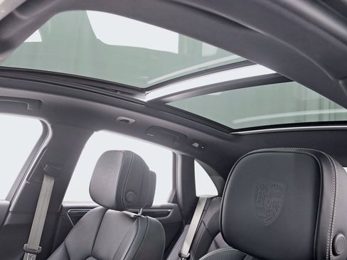 Used 2023 Porsche Macan Turbo image 30