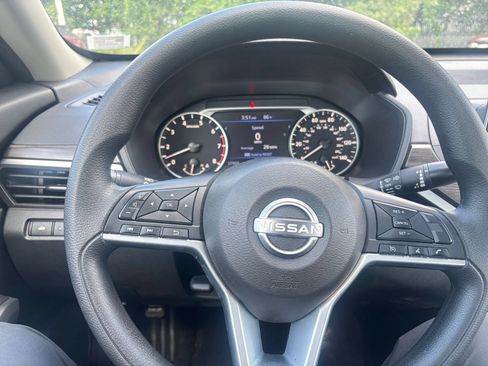 Used 2025 Nissan Altima 2.5 SV FWD image 28