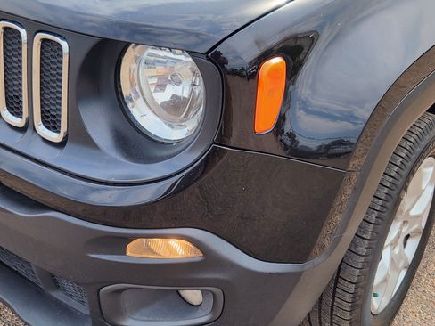 Used 2018 Jeep Renegade Latitude AWD/4WD image 5