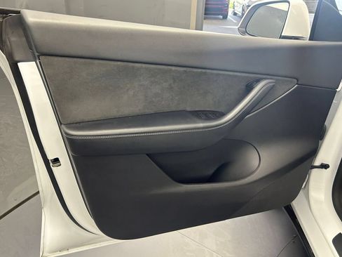 Used 2022 Tesla Model Y Long Range AWD/4WD image 15