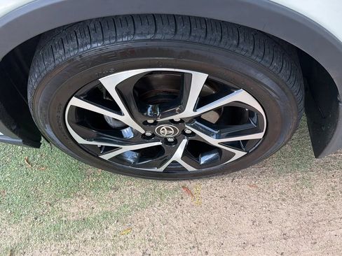Used 2020 Toyota C-HR XLE FWD image 28