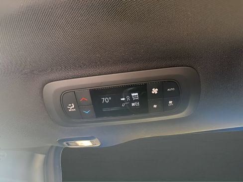Used 2025 Chrysler Pacifica Limited FWD image 21