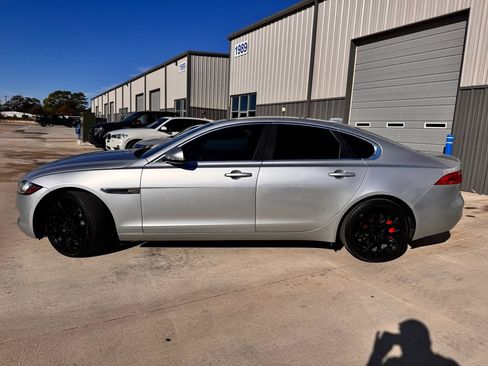 Used 2017 Jaguar XF image 3