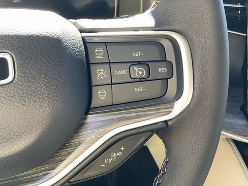 New 2023 Jeep Wagoneer Series III w/ Preferred Equipment Group image 12