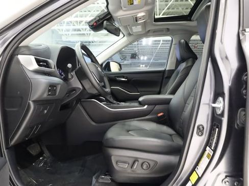 Used 2024 Toyota Highlander XLE image 10