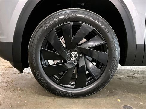 Used 2024 Volkswagen Atlas Cross Sport SE w/ Panoramic Sunroof Package image 12