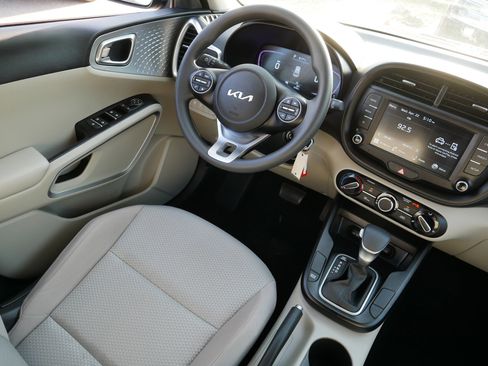 Certified 2025 Kia Soul LX FWD image 9