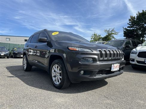 Used 2014 Jeep Cherokee Latitude w/ Comfort/Convenience Group AWD/4WD image 3