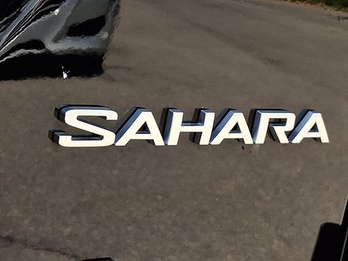 Used 2022 Jeep Wrangler Unlimited Sahara w/ LED Lighting Group AWD/4WD image 32