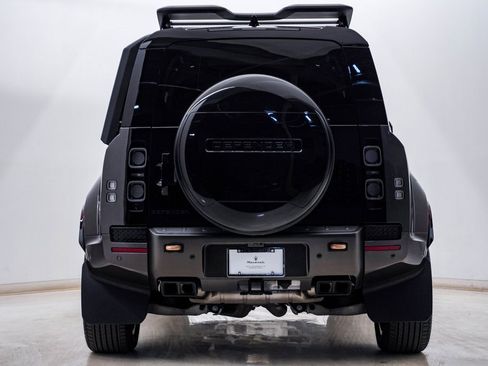 Used 2025 Land Rover Defender 110 image 8