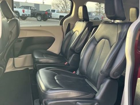 Used 2019 Chrysler Pacifica Touring-L FWD image 33
