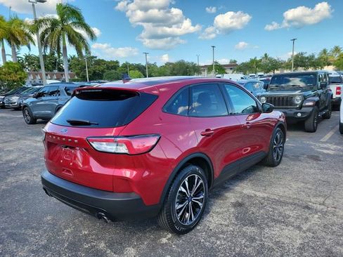 Used 2022 Ford Escape SE w/ SE Sport Appearance Package FWD image 3