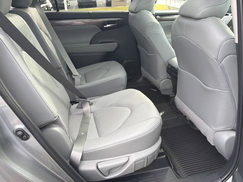 New 2026 Toyota Highlander Platinum AWD/4WD image 13