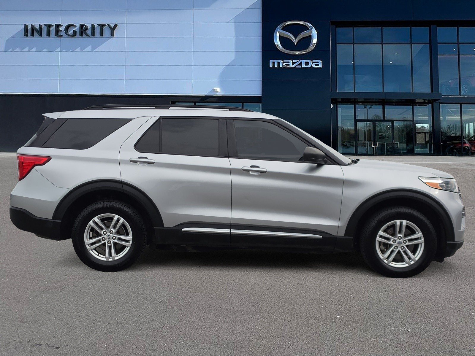 Used 2020 Ford Explorer XLT w/ Equipment Group 202A AWD/4WD image 3