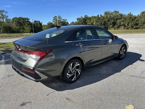 New 2025 Hyundai Elantra Limited image 10