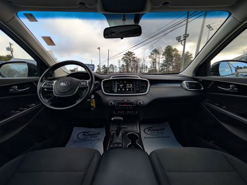 Used 2019 Kia Sorento S image 2