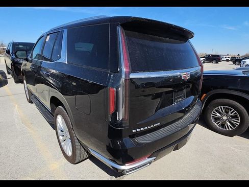 Used 2024 Cadillac Escalade Luxury image 2