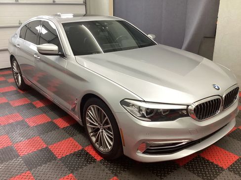 Used 2018 BMW 530e xDrive w/ Premium Package 2 AWD/4WD image 2
