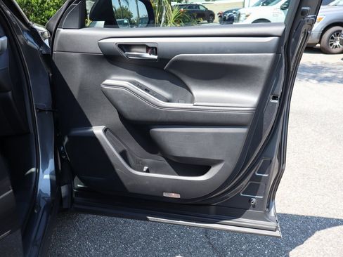 Used 2020 Toyota Highlander XLE image 46