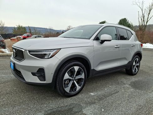 Certified 2025 Volvo XC40 B5 Plus image 3