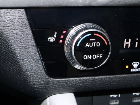 New 2025 Mitsubishi Outlander SE image 27