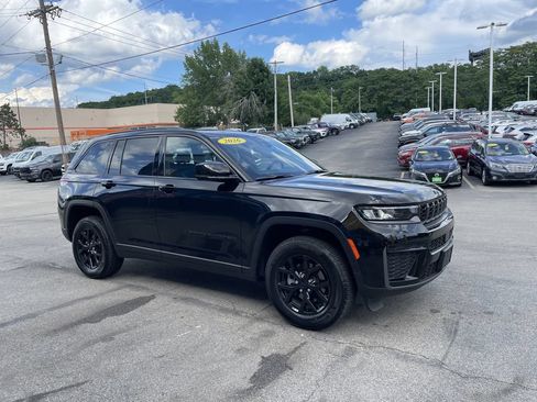 Used 2026 Jeep Grand Cherokee Altitude AWD/4WD image 6