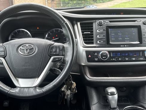 Used 2015 Toyota Highlander Plus FWD image 5