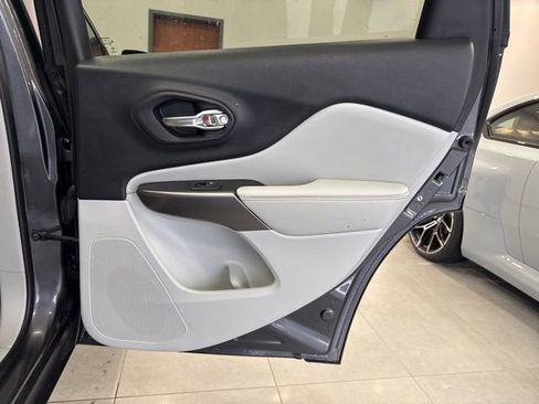 Used 2019 Jeep Cherokee Limited image 51