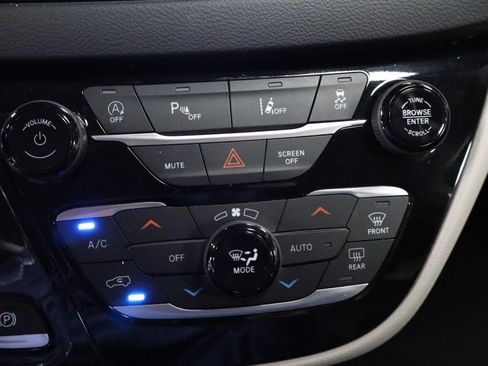 Used 2023 Chrysler Pacifica Touring-L FWD image 17