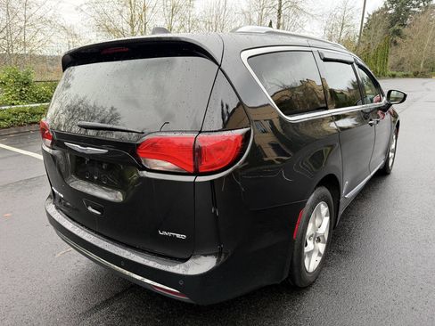 Used 2019 Chrysler Pacifica Limited image 5