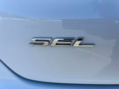 Used 2023 Ford Edge SEL image 38