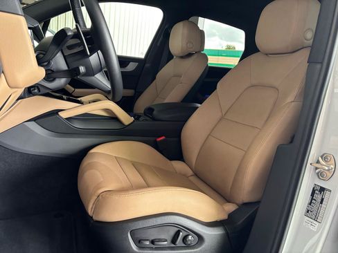 Used 2025 Porsche Cayenne w/ Premium Package Plus AWD/4WD image 14