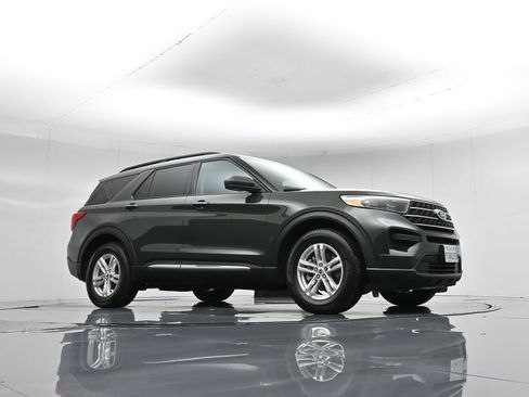 Certified 2022 Ford Explorer XLT image 4