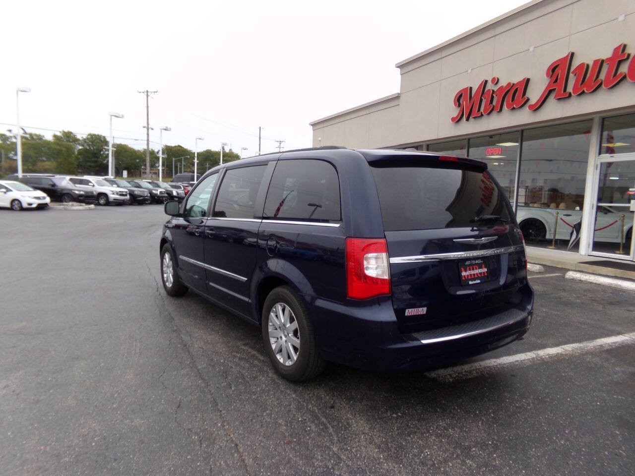 Used 2013 Chrysler Town & Country Touring FWD image 8