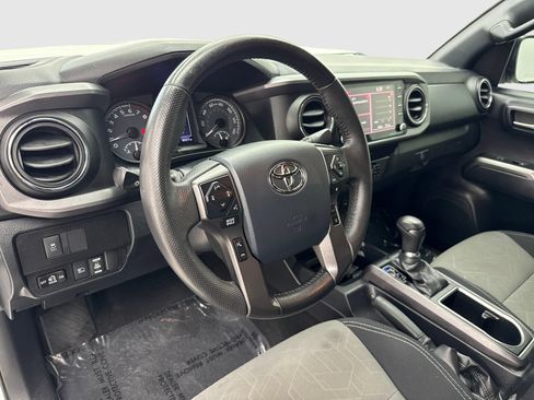 Used 2020 Toyota Tacoma TRD Off-Road AWD/4WD image 18