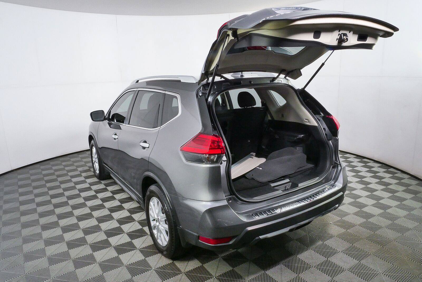 Used 2017 Nissan Rogue SV FWD image 30