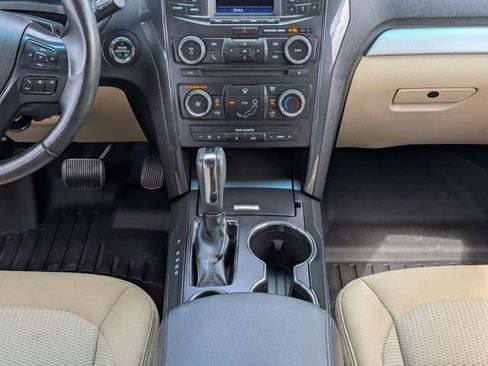 Used 2017 Ford Explorer XLT FWD image 18