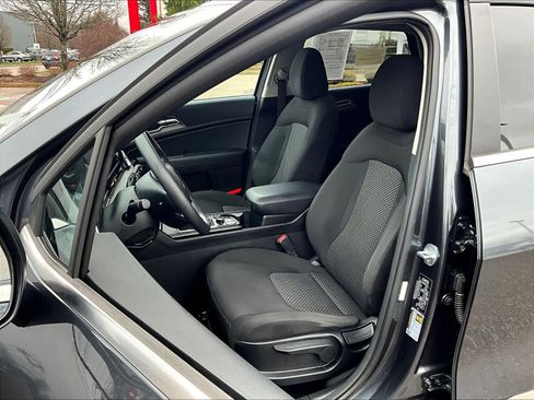 Used 2023 Kia Sportage LX image 10