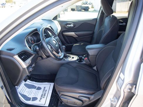 Used 2017 Jeep Cherokee Latitude w/ Cold Weather Group image 19