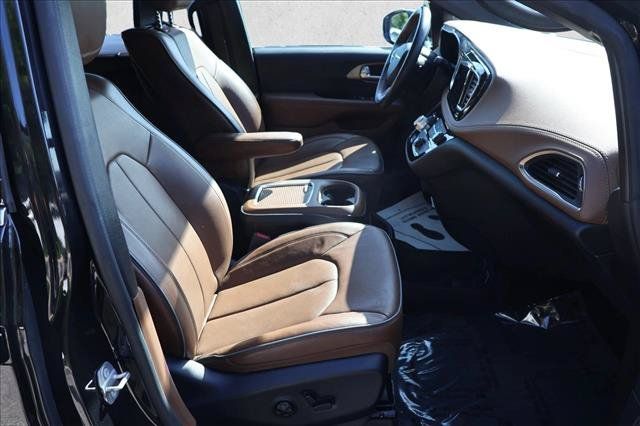 Used 2020 Chrysler Pacifica Limited FWD image 29