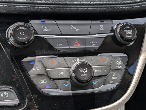 Used 2023 Chrysler Pacifica Limited FWD image 23