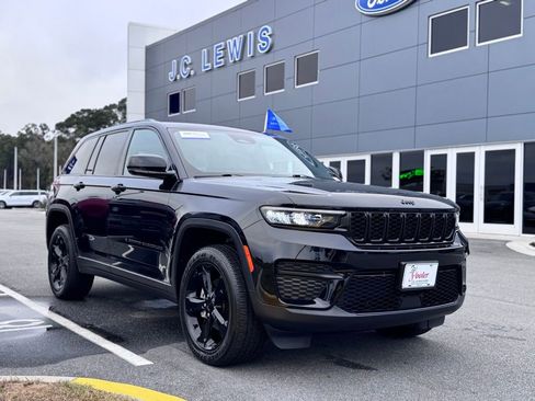 Used 2024 Jeep Grand Cherokee Altitude image 1