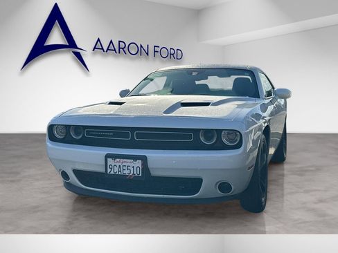 Used 2022 Dodge Challenger SXT RWD image 2